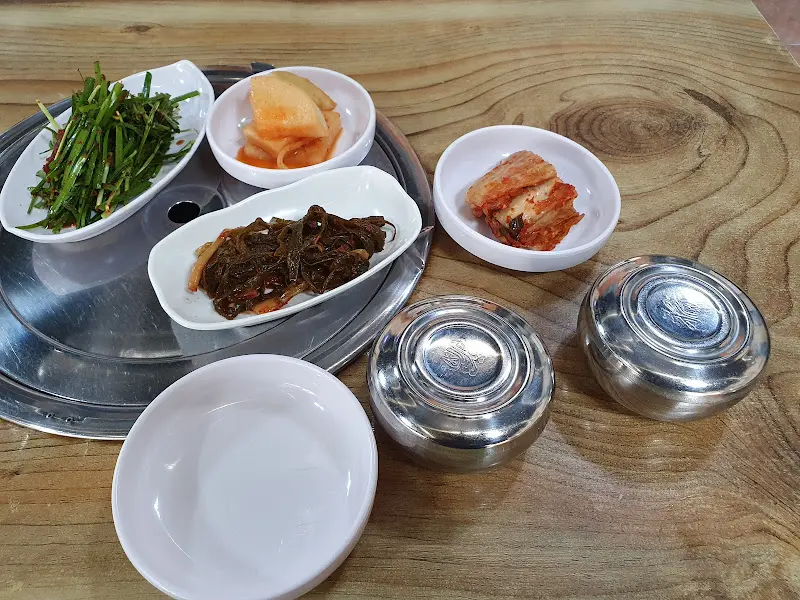 정갈하게 차려진 기본 반찬