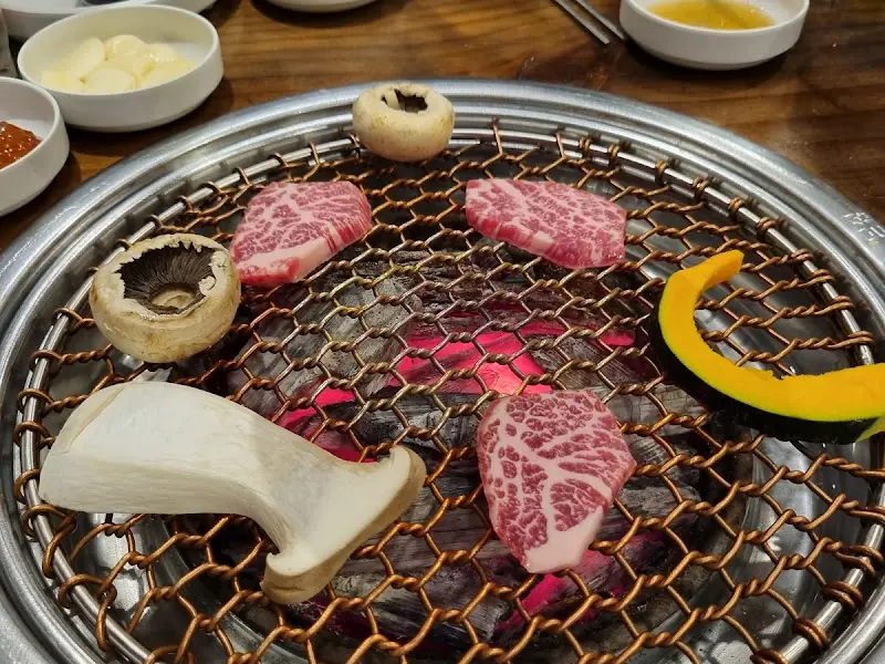 숯불 위에 구워지는 고기