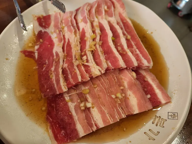 양념에 잘 재워진 우삼겹