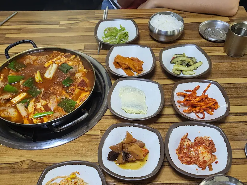 곱창전골과 밑반찬 한상차림