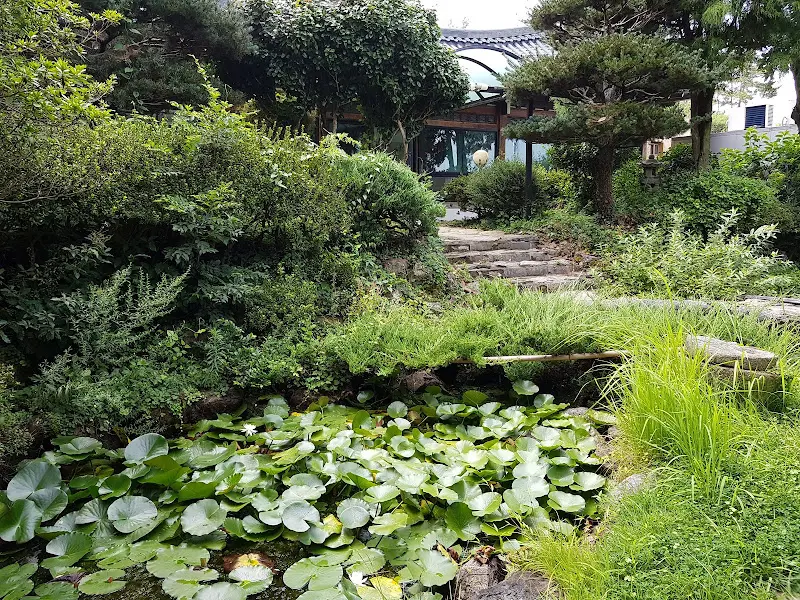 연못이 있는 정원