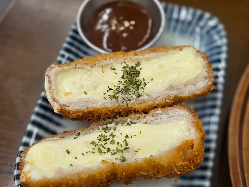 모짜렐라 치즈카츠의 단면