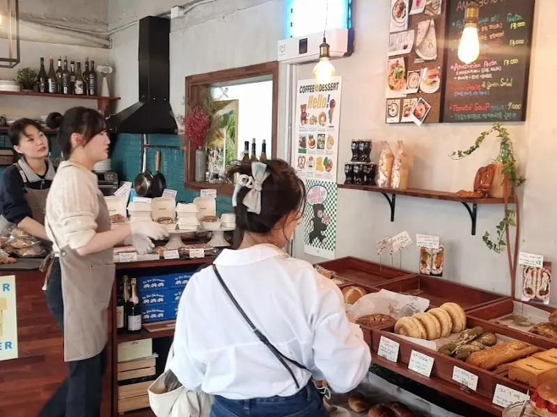 다양한 빵이 진열된 쇼케이스