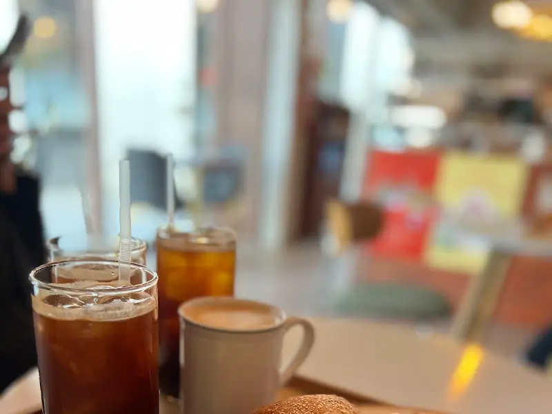 카페라떼와 잠봉뵈르 베이글