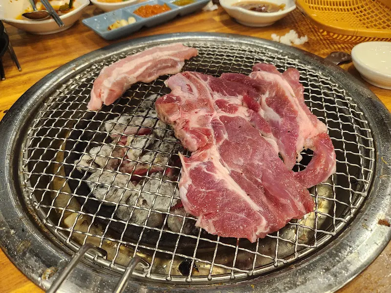 불판 위의 삼겹살과 목살