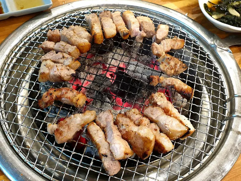 불판 위에서 맛있게 구워진 삼겹살