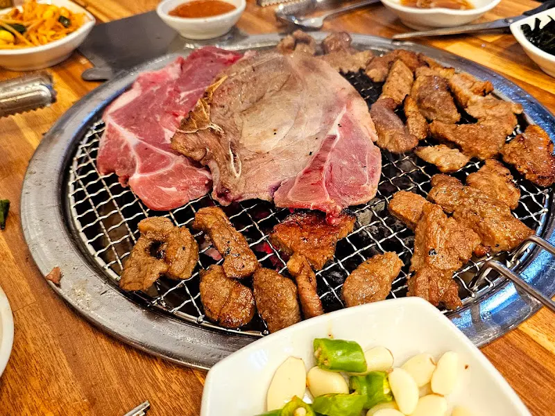 불판 가득 올려진 고기