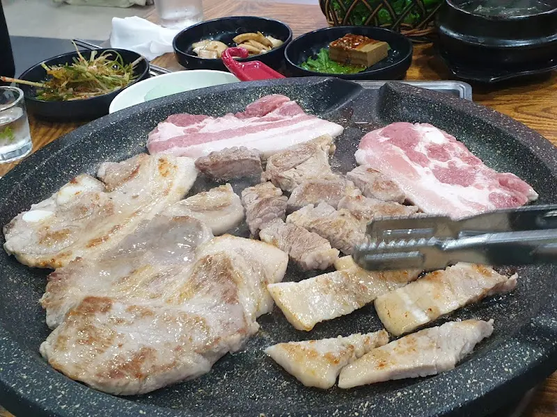 불판 위에서 지글거리는 삼겹살