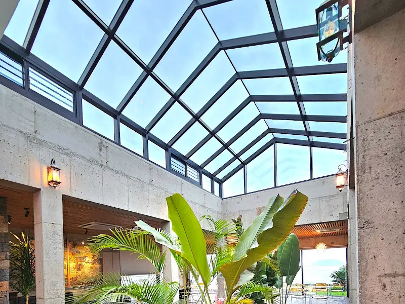 천장의 채광창과 실내 조경이 조화로운 모습