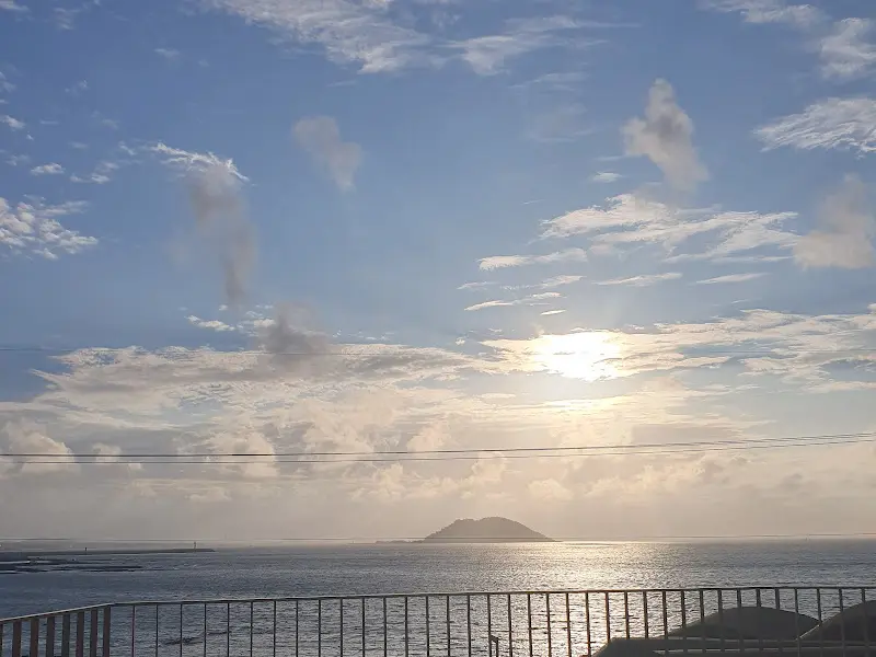 노을 지는 하늘과 바다, 그리고 비양도