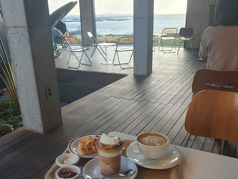 실내 좌석에서 보이는 바다 풍경