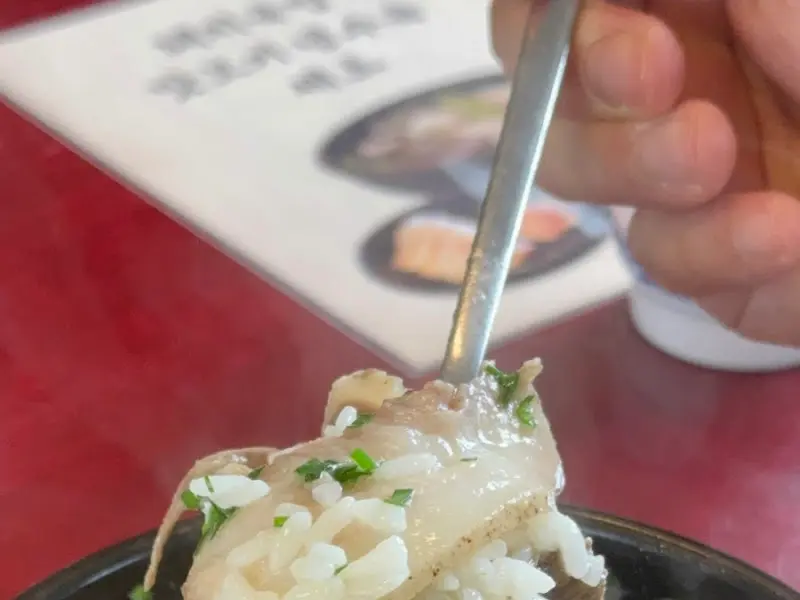 숟가락 위에 올려진 수육과 밥