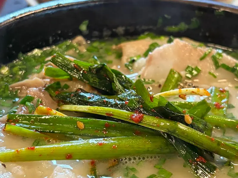 돼지국밥에 부추를 듬뿍 올려서