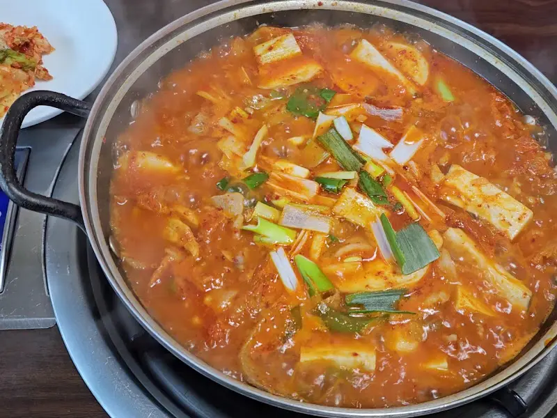 청송식당 김치찌개의 끓는 모습