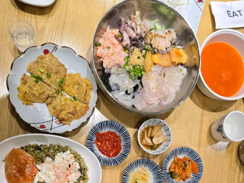 육전과 함께 차려진 황제물회 한 상