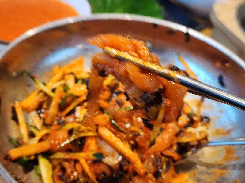 물회 속 해산물 클로즈업