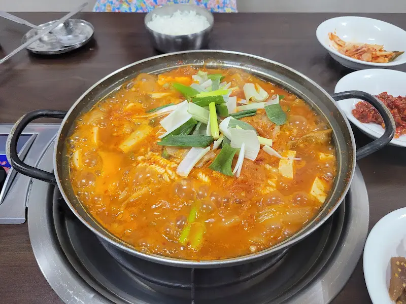 김치찌개가 담긴 냄비