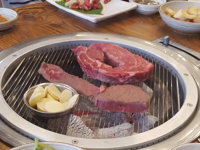 숯불 위에 구워지는 한우