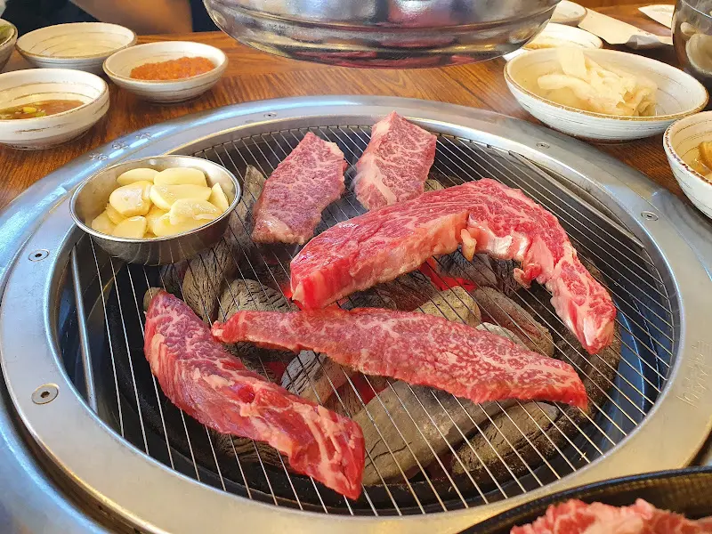 숯불 위에 구워지는 한우 모듬