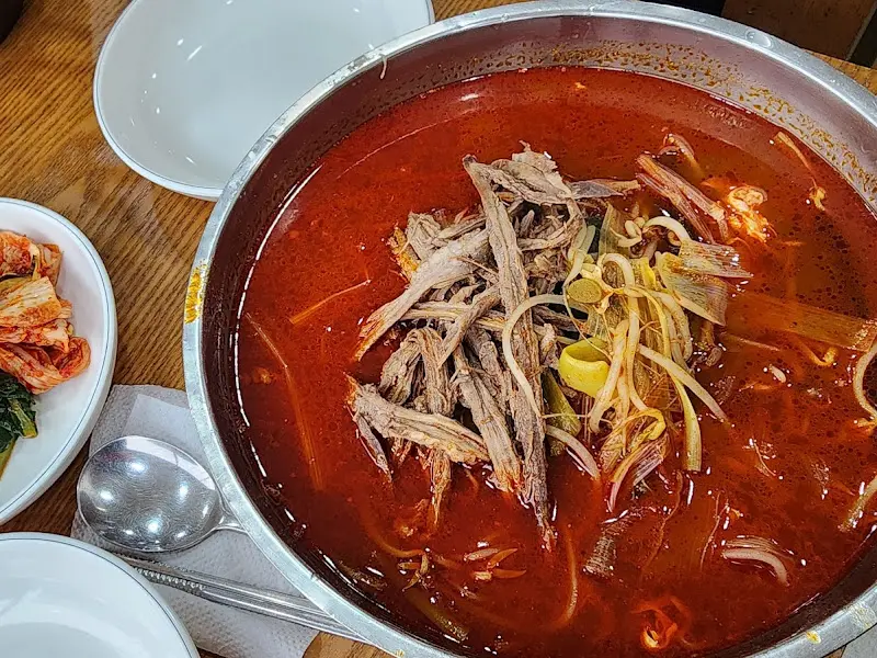 푸짐한 육개장칼국수