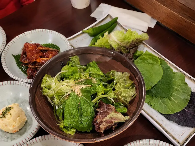 푸짐하게 차려진 밑반찬