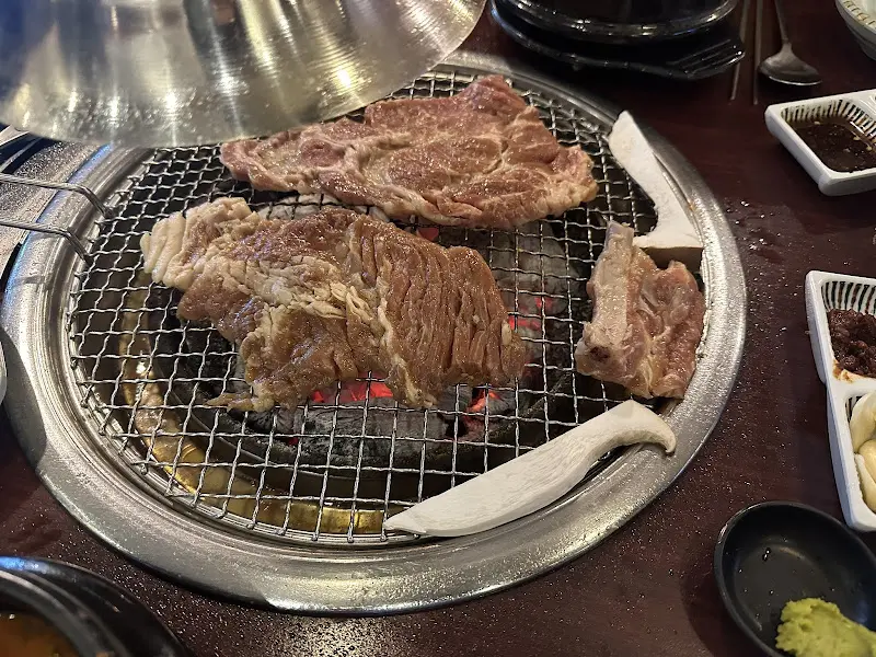 숯불 위에서 익어가는 갈비