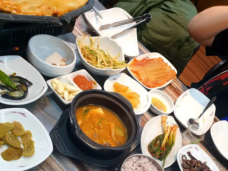 다양한 밑반찬과 찌개가 함께 차려진 모습