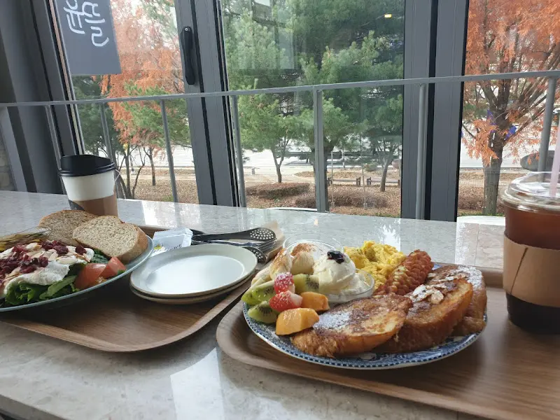 윤뜰 창가 좌석