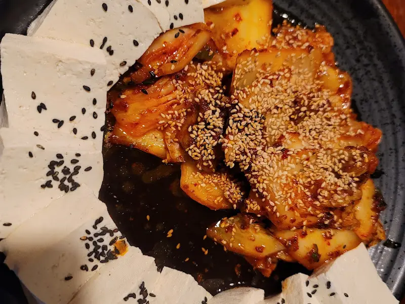 고소한 참깨가 듬뿍 뿌려진 김치두부