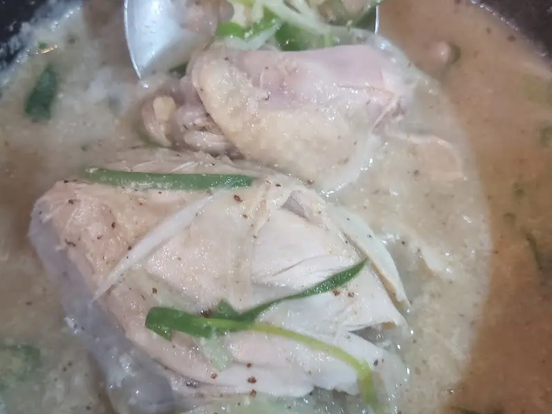 엄나무삼계탕의 부드러운 닭고기
