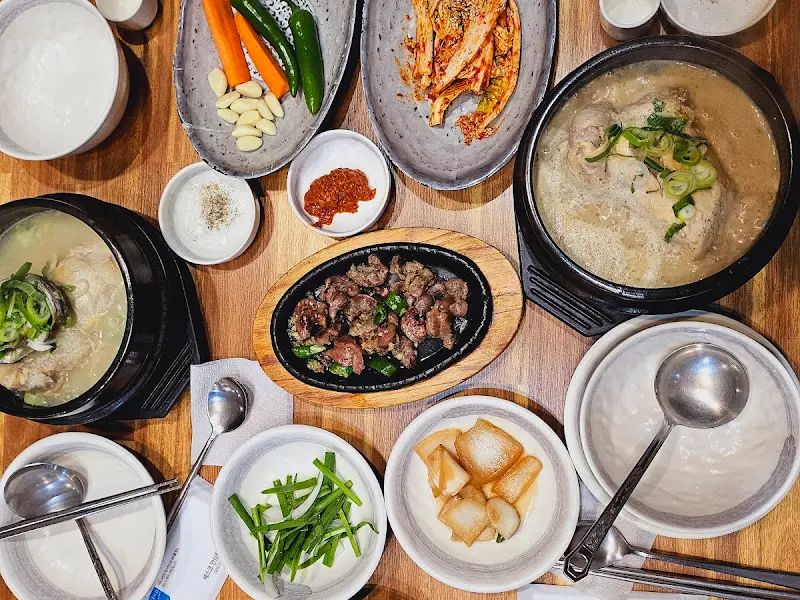 푸짐하게 차려진 삼계탕 한 상