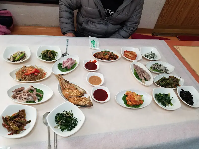 다채로운 반찬들이 가득한 한 상 차림