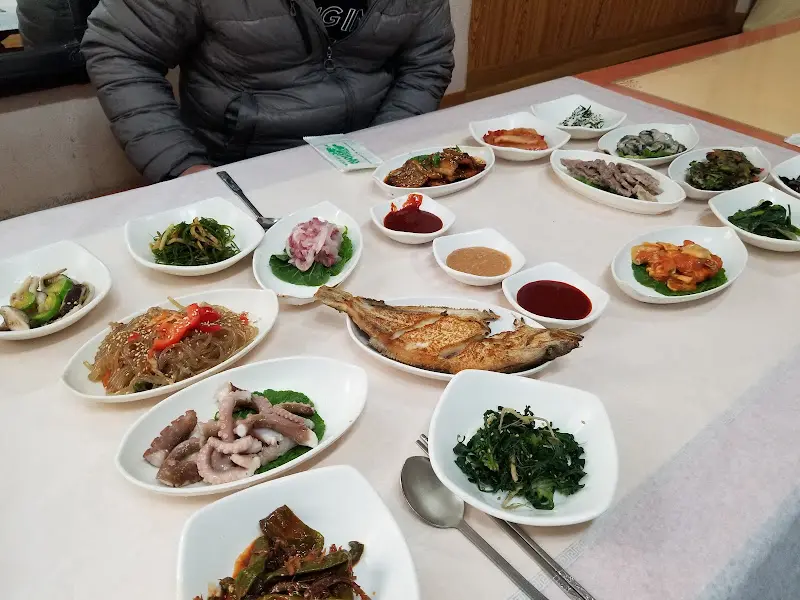 싱싱한 해산물이 돋보이는 반찬들