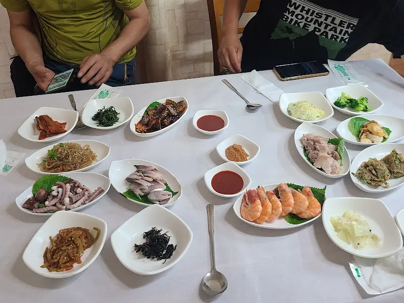 풍성한 한 상 차림의 다양한 각도 샷