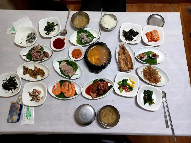 다양한 각도에서 촬영한 만정식 한 상 차림