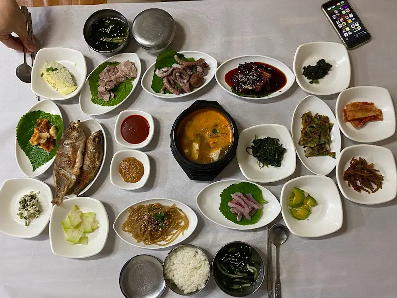 푸짐한 반찬과 찌개, 밥