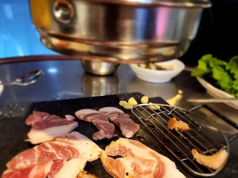 숯불 위에서 익어가는 고기