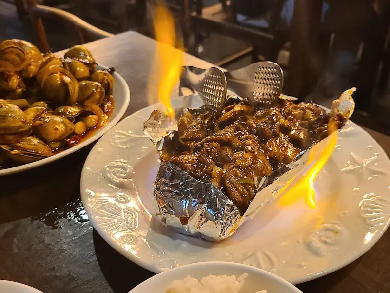 화려한 불길이 솟아오르는 요리