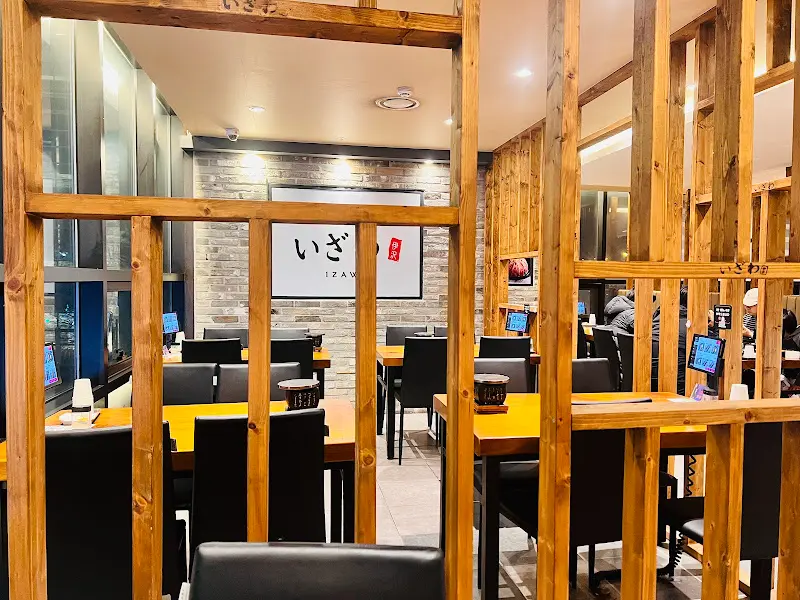 넓고 깔끔한 매장 내부