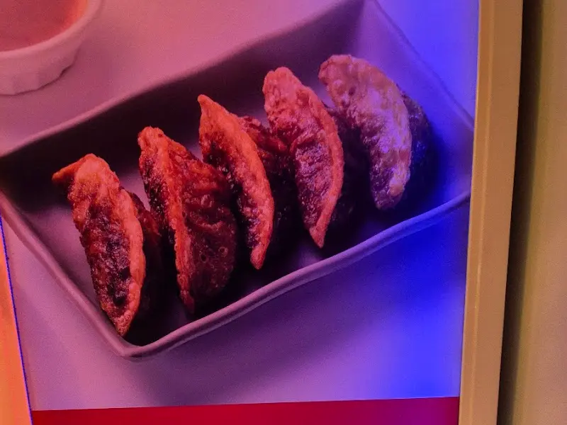 매콤달콤한 어향 소스가 듬뿍 뿌려진 어향 김말이