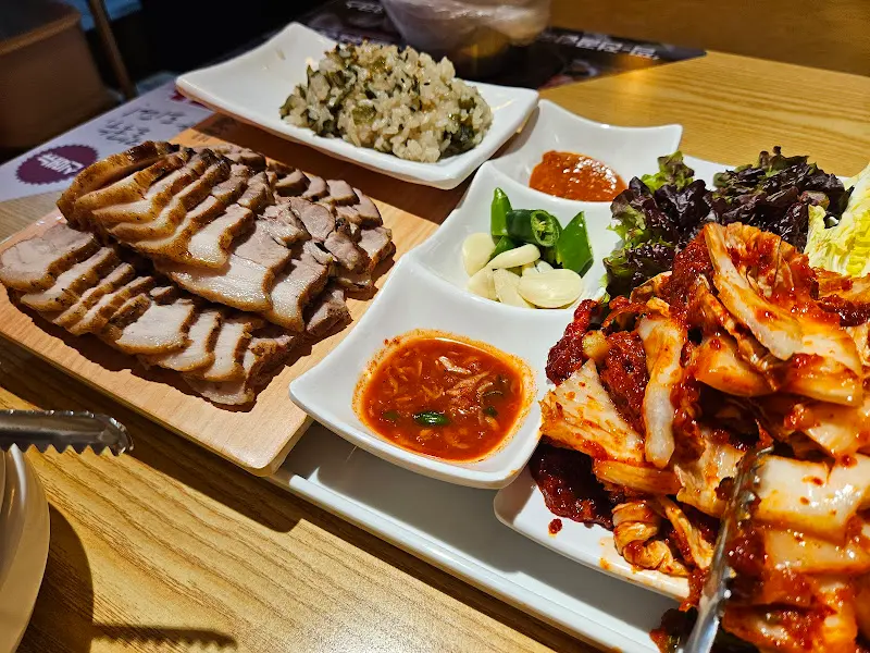 보쌈, 김치, 강된장 비빔밥의 환상적인 조합