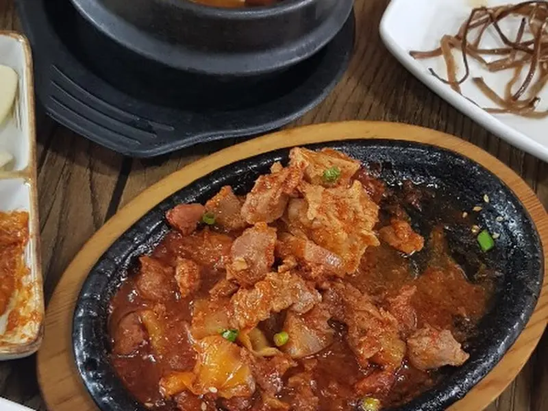 철판 위에 올려진 제육볶음의 생생한 모습