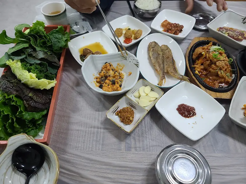 풍성한 쌈채소와 다양한 반찬들이 차려진 푸짐한 한 상