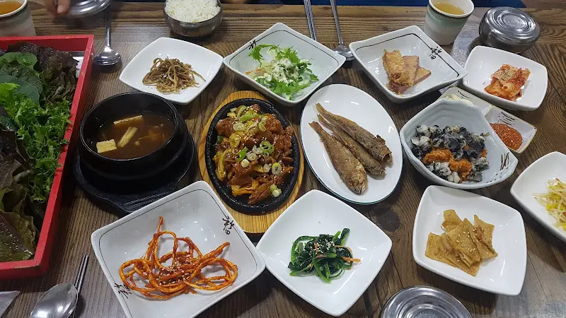 푸짐하게 차려진 쌈밥 한 상