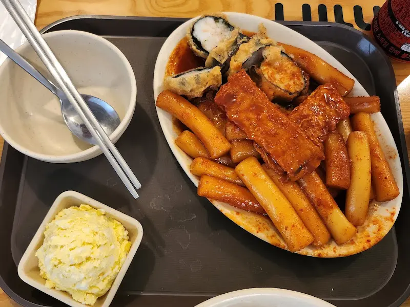 떡볶이, 군당면, 으깬 계란이 담긴 쟁반