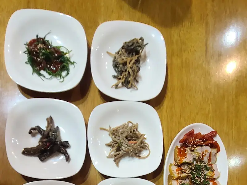 다모아보쌈웰빙수제비 다양한 반찬