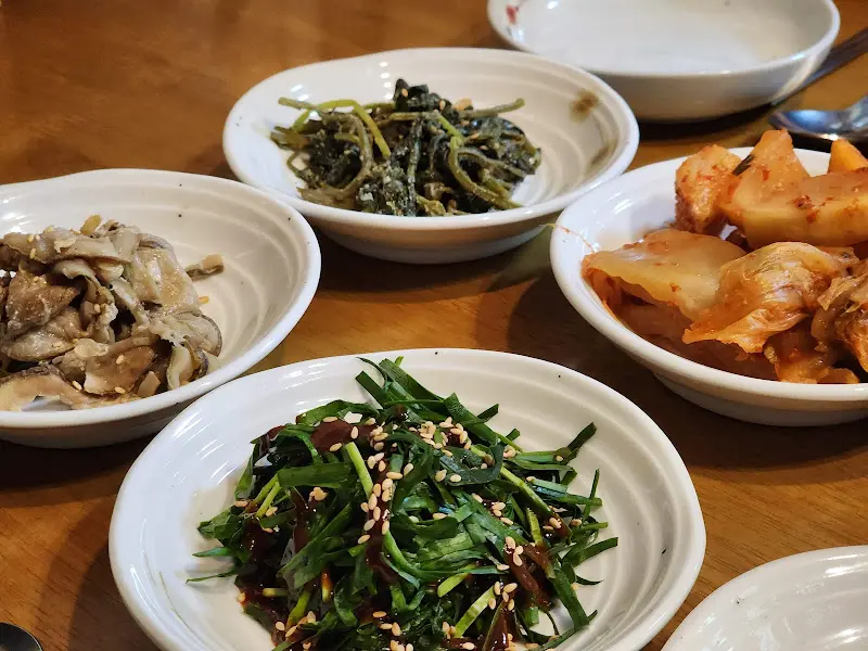 다모아보쌈웰빙수제비 클로즈업 반찬