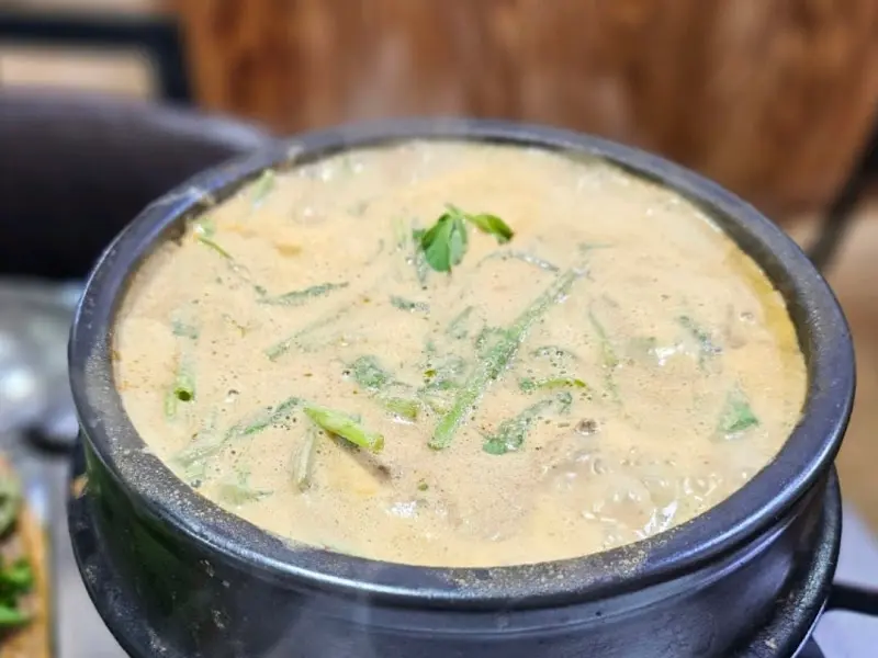 다 먹은 오리탕 뚝배기