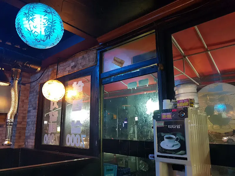 식당 내부 천장에 달려 있는 푸른 조명