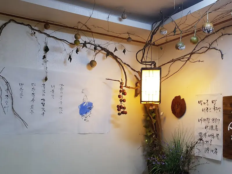 붓글씨로 장식된 내부